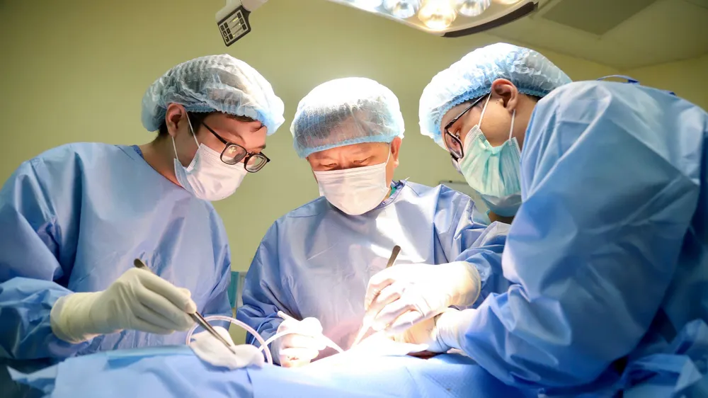 Các bác sĩ Bệnh viện K phẫu thuật tái tạo vú cho bệnh nhân sau điều trị ung thư. Ảnh: TRẦN HÀ