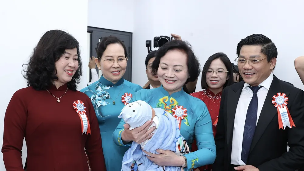 Phó Thủ tướng Phạm Thị Thanh Trà bế em bé tại Bệnh viện Phụ sản Trung ương cơ sở 2 trong ngày khai trương. Ảnh: THANH HƯƠNG
