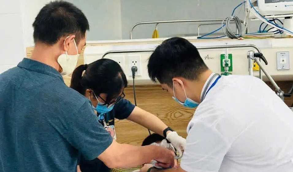 Bác sĩ cấp cứu bệnh nhân nghi ngộ độc khí. Ảnh: Bệnh viện cung cấp
