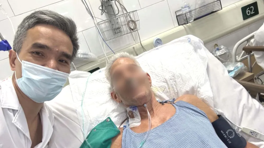 Bác sĩ Bệnh viện Bạch Mai chụp ảnh cùng người bệnh sau khi hồi phục. Ảnh: Bác sĩ cung cấp