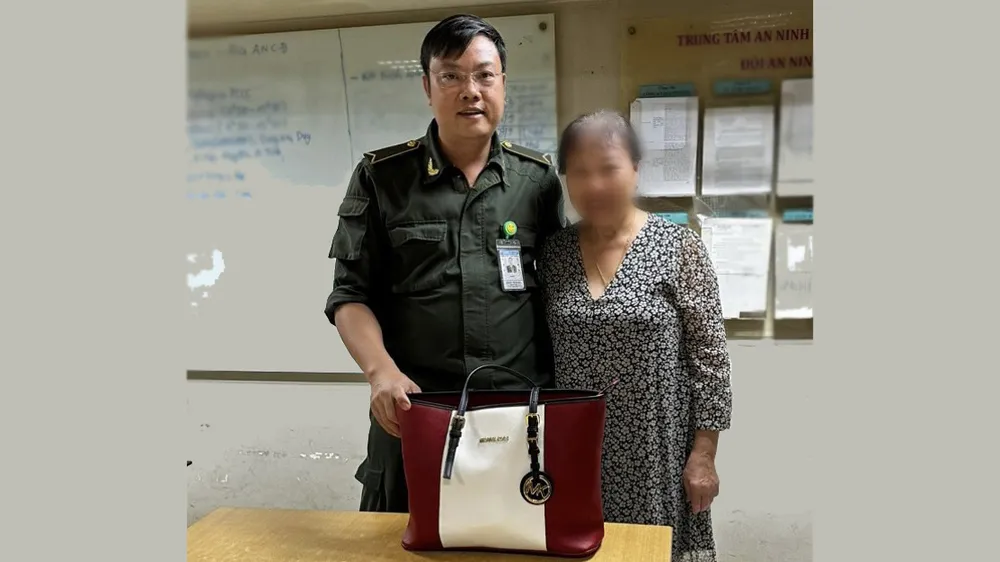 Hành khách bỏ quên 8.000 Euro trên xe đẩy tại sân bay Nội Bài