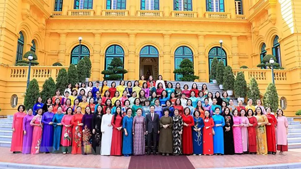 Chủ tịch nước Võ Văn Thưởng và các đại biểu Hiệp hội Doanh nhân Nữ Việt Nam. (Ảnh: TTXVN)