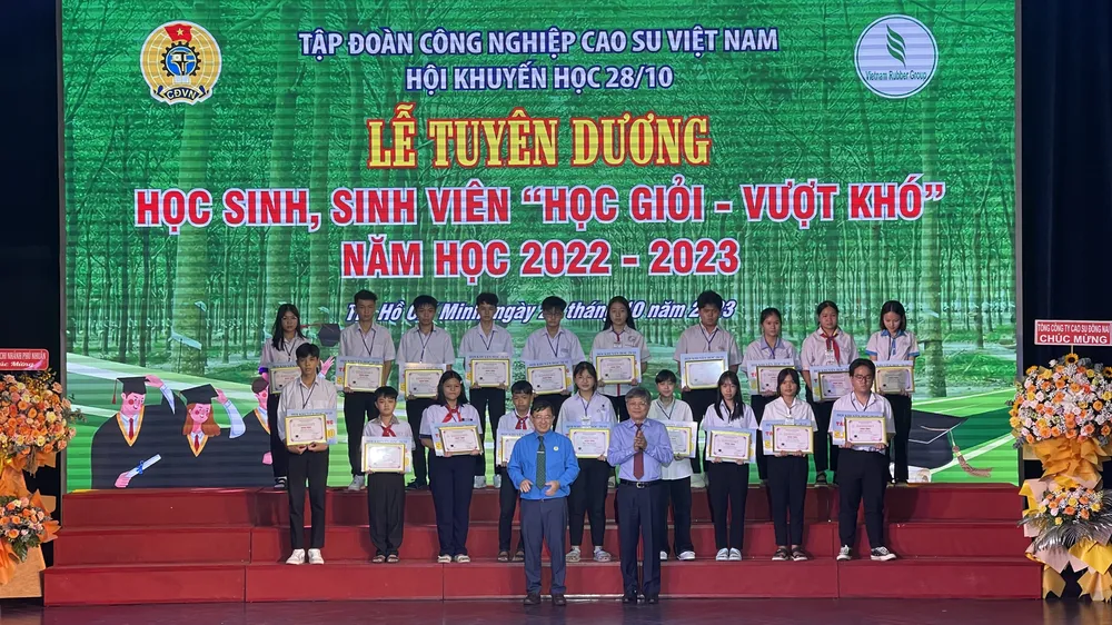 Tặng hơn 600 học bổng cho con, em của ngành cao su
