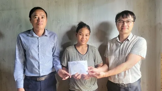 Thêm hỗ trợ cho cô gái hái măng nuôi 3 em mồ côi