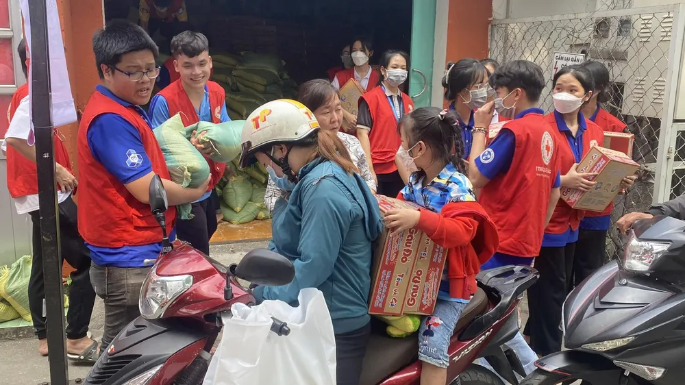 Trao tặng 1.200 phần quà cho học sinh nghèo và người khuyết tật