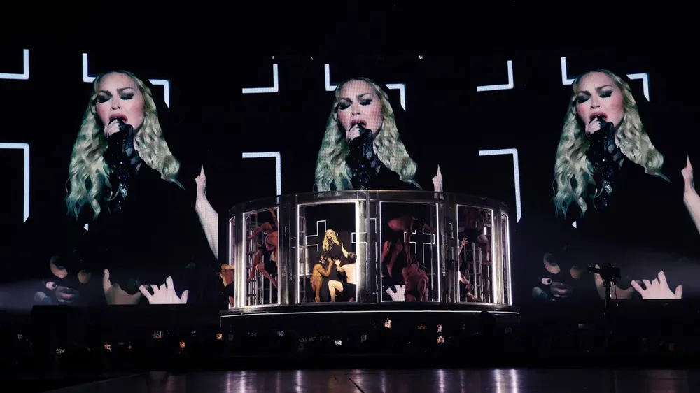 Madonna bị kiện vì diễn trễ giờ