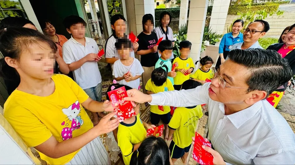 Phó Chủ tịch UBND TPHCM Nguyễn Văn Dũng thăm, chúc tết các đơn vị