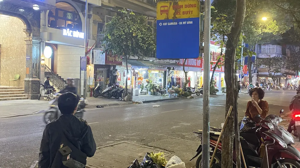 Trạm chờ xe buýt thành nơi đổ rác
