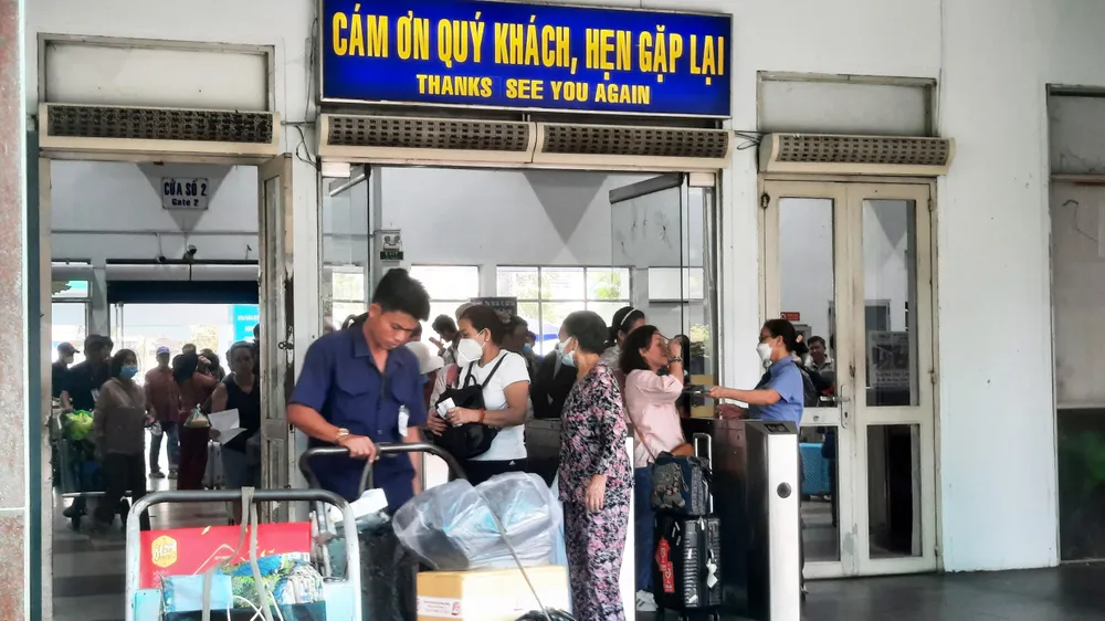 Ga Sài Gòn bắt đầu đông đúc, bến xe “cháy vé” dịp cao điểm