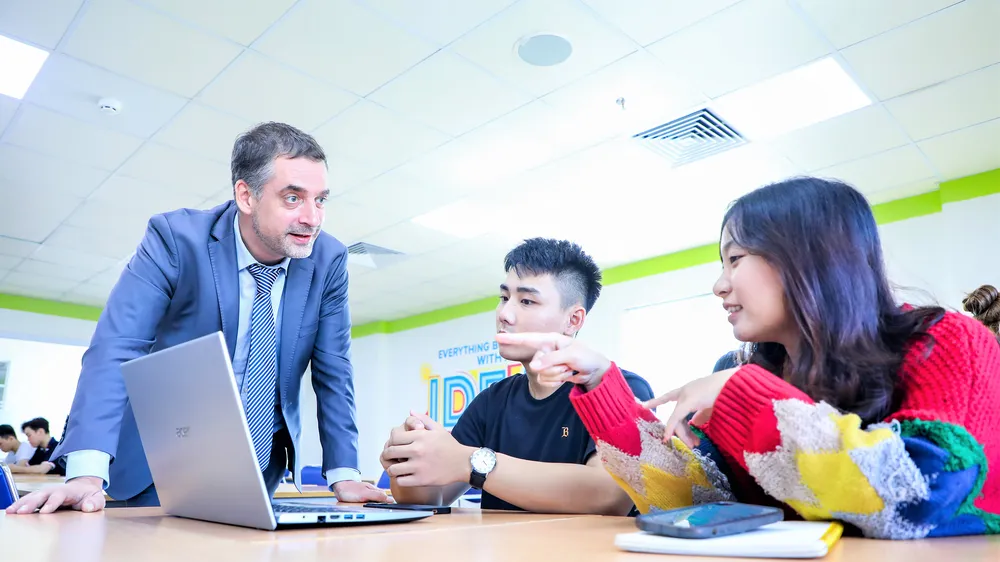 Hoàn thiện hành lang pháp lý để thu hút giáo viên nước ngoài