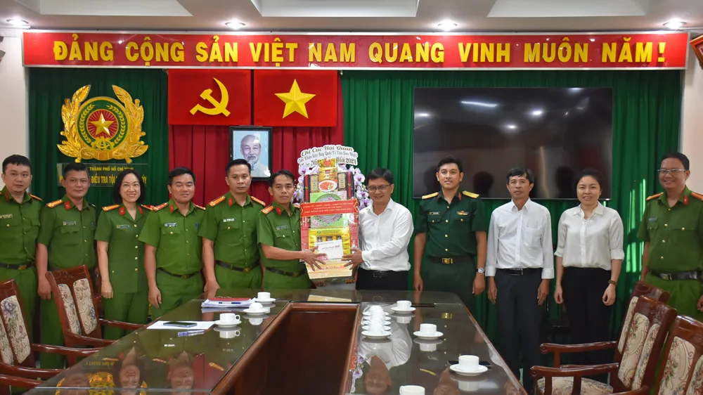 Lãnh đạo TPHCM thăm, chúc tết lực lượng vũ trang và gia đình đồng chí Bùi Văn Ngữ