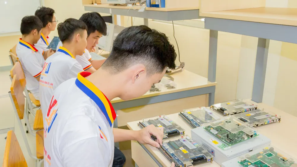 Đón dòng dịch chuyển chip bán dẫn