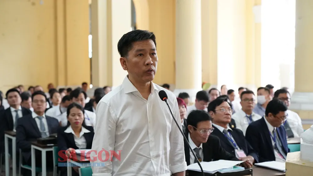 Bị cáo Võ Tấn Hoàng Văn (cựu Tổng Giám đốc SCB) khai tại tòa. Ảnh: HOÀNG HÙNG 