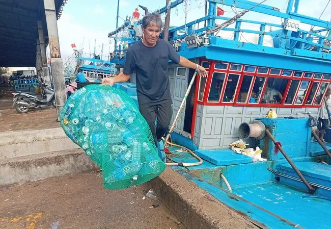 Ảnh: https://binhdinh.gov.vn/tin-tuc/tin-tu-thi-xa-huyen-thanh-pho/huong-den-muc-tieu-100-tau-ca-se-gom-rac-thai-nhua-mang-vao-bo.html