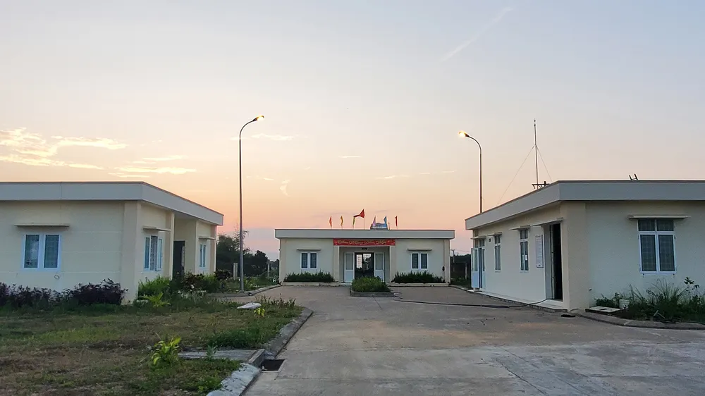 Lo khát bên nhà máy nước