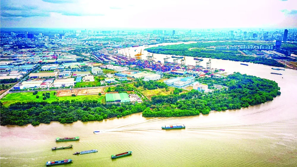 Tuyến giao thông đường thủy TPHCM kết nối các khu chế xuất, khu công nghệ cao, cảng biển. Ảnh: HOÀNG HÙNG