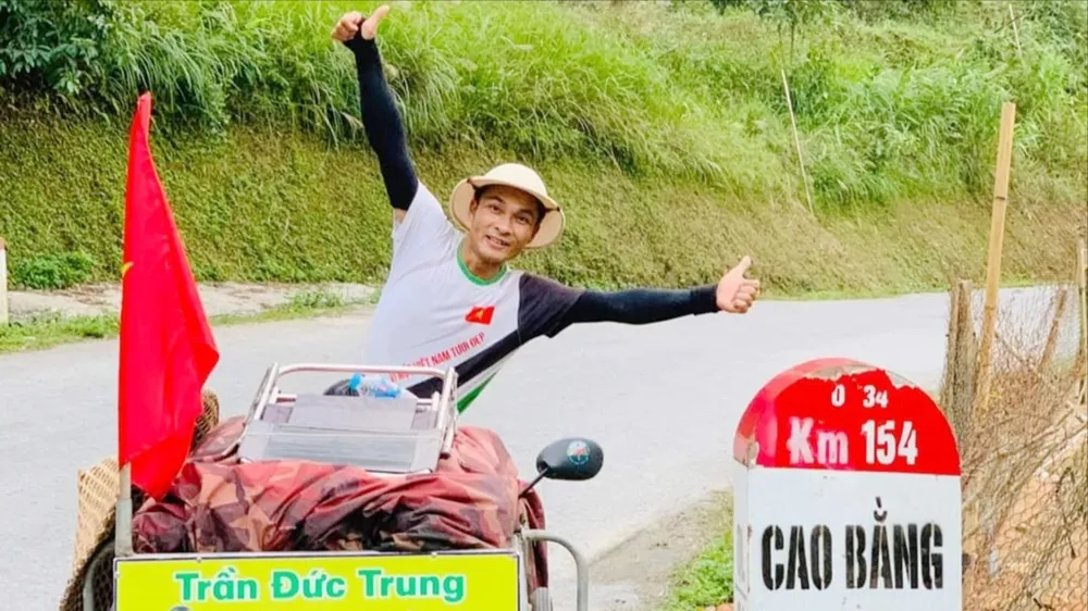 Đi bộ xuyên Việt với chiếc xe hút đinh