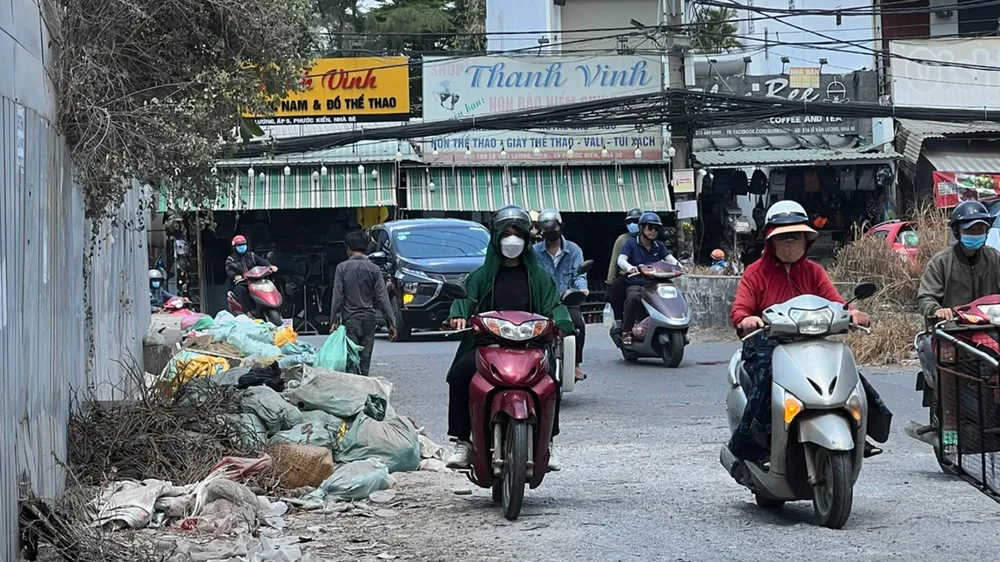 Bãi rác tự phát trên những chiếc cầu