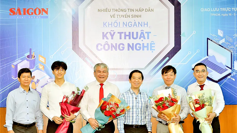 Nhà báo Nguyễn Thành Lợi, Phó Tổng Biên tập thường trực Báo SGGP (thứ 3 từ phải sang) tặng hoa các khách mời tham gia buổi giao lưu trực tuyến. Ảnh: THANH HÙNG