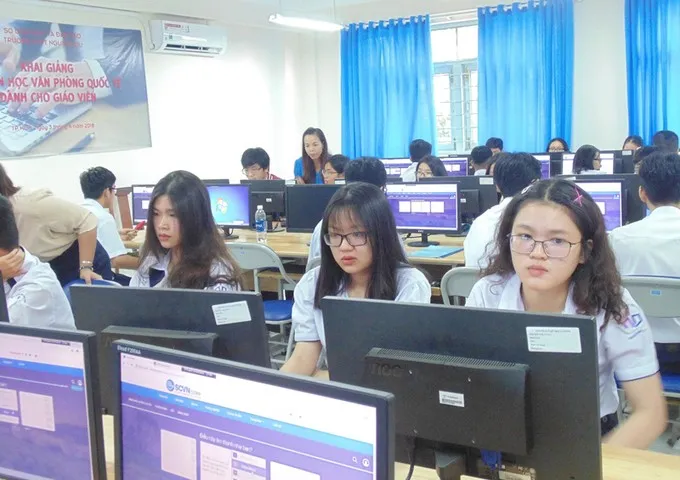 Ảnh: https://www.sggp.org.vn/loay-hoay-mo-loi-truong-hoc-thong-minh-bai-3-nguon-nhan-luc-la-yeu-to-quyet-dinh-post510982.html