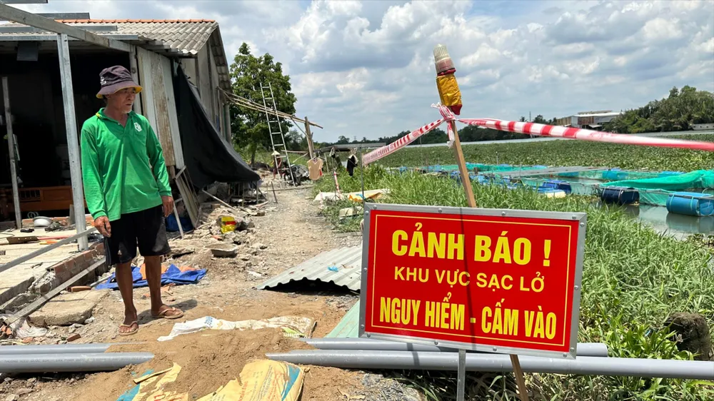 Long An công bố tình huống khẩn cấp sạt lở đê bao ven sông Vàm Cỏ Tây