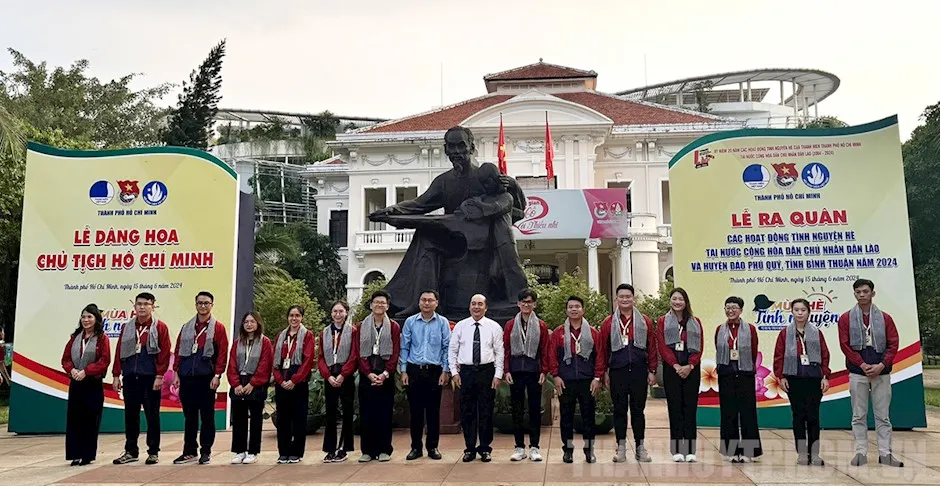 Ảnh: https://hcmcpv.org.vn/tin-tuc/168-thanh-nien-tphcm-tham-gia-cac-hoat-dong-tinh-nguyen-he-tai-nuoc-ban-lao-va-huyen-dao-phu-quy-1491923795