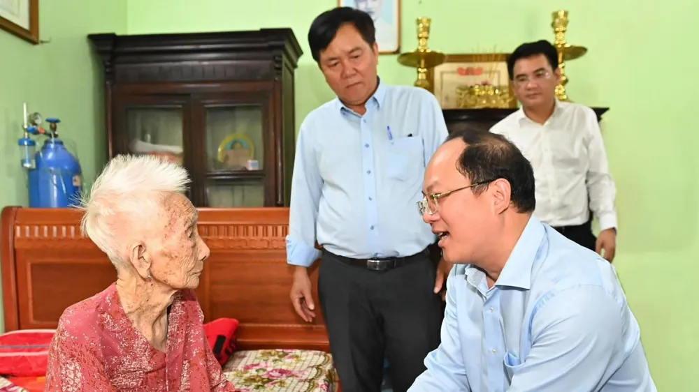 Lãnh đạo TPHCM thăm gia đình chính sách, người có công