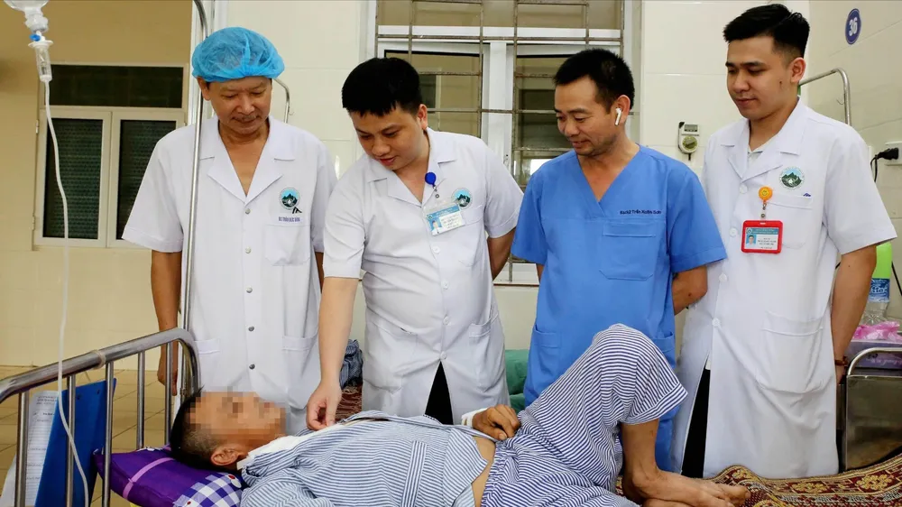 Các bác sĩ kiểm tra sức khỏe cho bệnh nhân Đ.H.T. sau phẫu thuật 