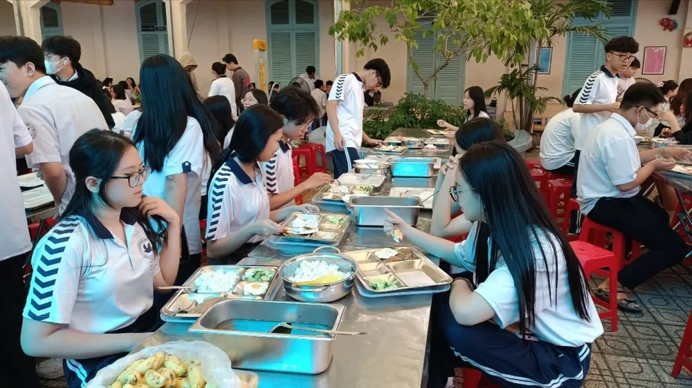 TPHCM: Đề xuất tháo gỡ khó khăn về căn tin, bếp ăn, bãi giữ xe cho các trường học