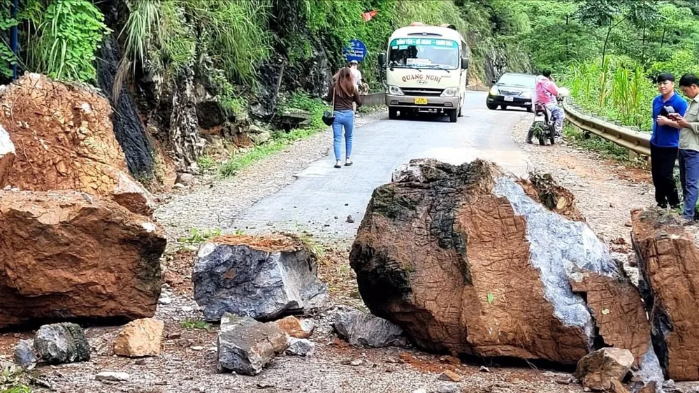Cả chục tấn đá rơi xuống đường lên Sa Pa và cao nguyên đá Đồng Văn