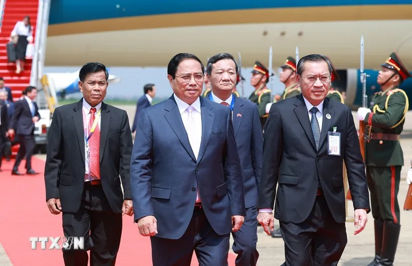 Thủ tướng Phạm Minh Chính tới Vientiane, bắt đầu chuyến công tác tham dự Hội nghị Cấp cao ASEAN