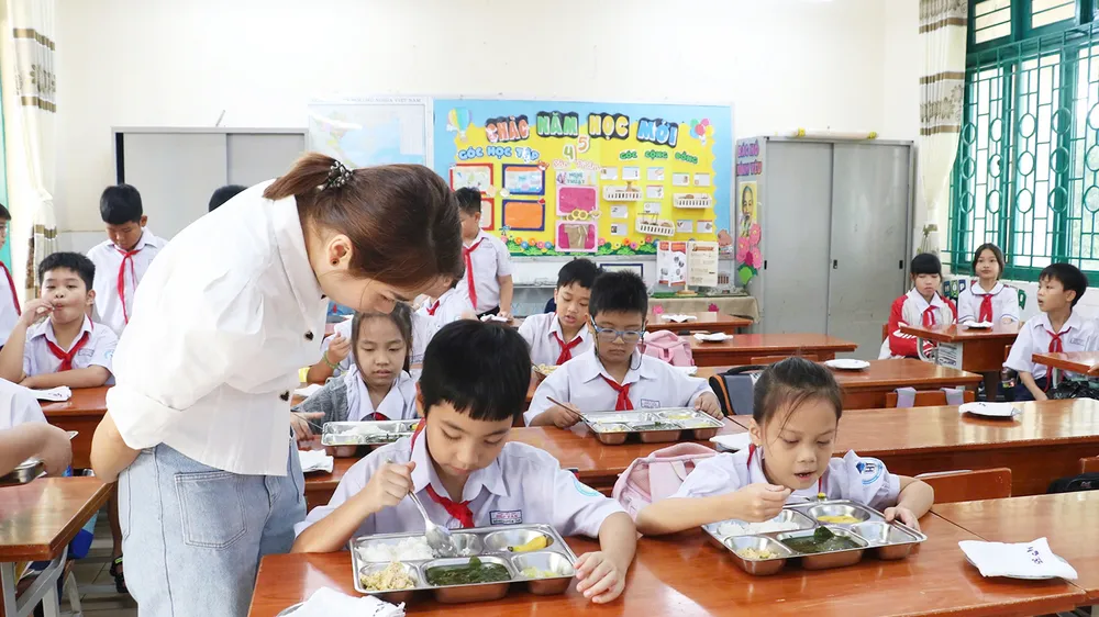Nâng chất bữa ăn bán trú ở trường học