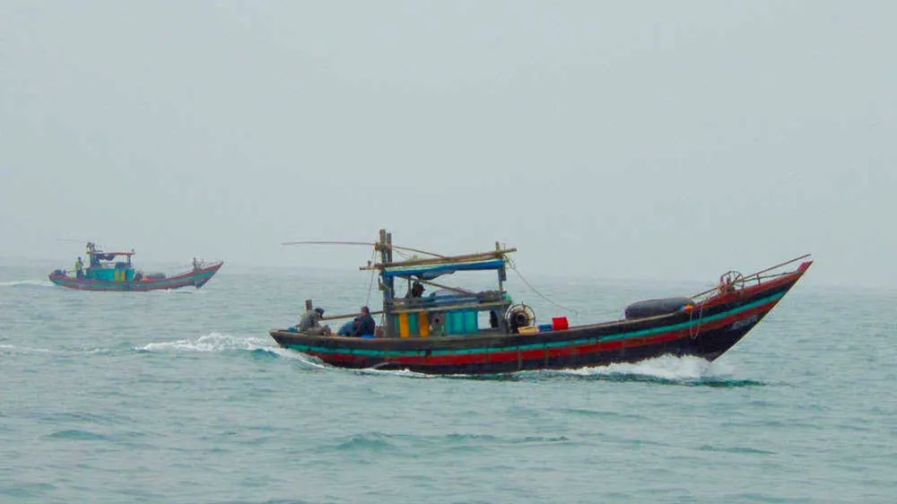 Một ngư dân đi trên tàu cá Quảng Ngãi rơi xuống biển, mất tích