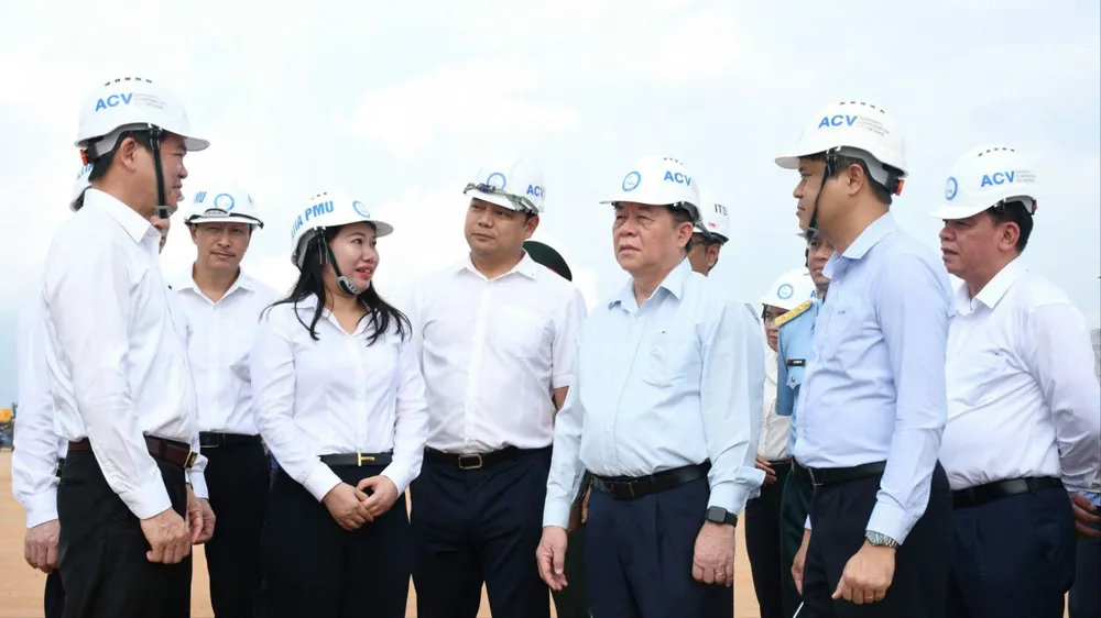Trưởng Ban Tuyên giáo Trung ương thăm và tặng quà người dân khu tái định cư sân bay Long Thành