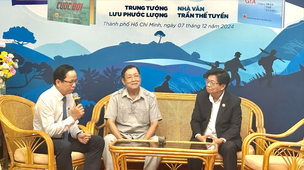 Trung tướng Lưu Phước Lượng và nhà thơ Trần Thế Tuyển cùng ra mắt sách