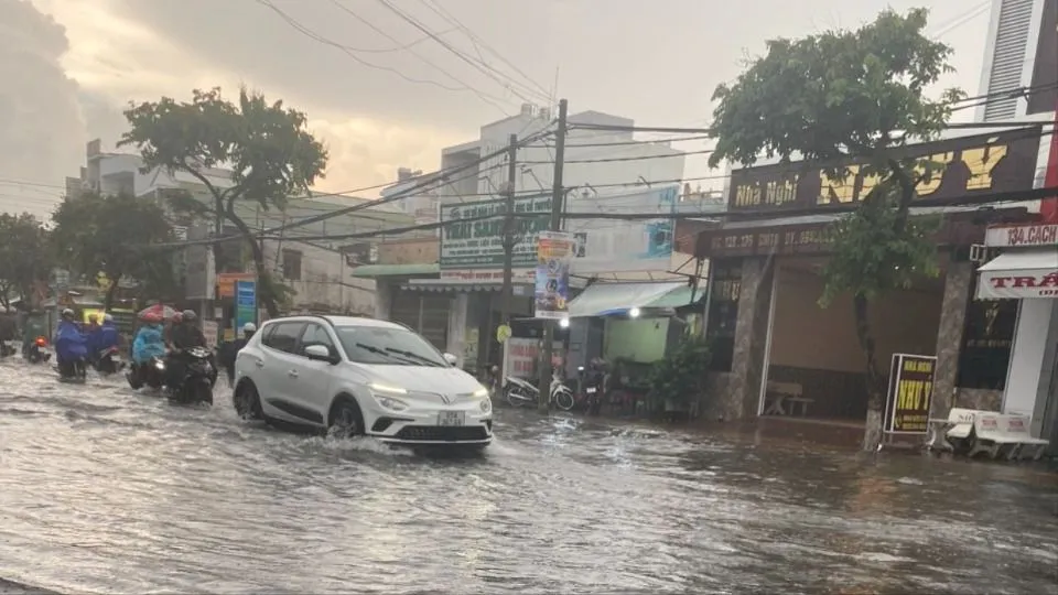 Triều cường tràn vào các tuyến đường TP Cần Thơ vào cuối năm 2024