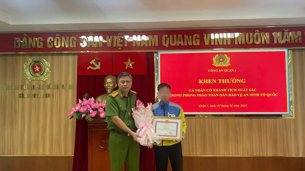 Đại tá Nguyễn Hải Phước, Trưởng Công an quận 1 trao bằng khen cho anh H.H.V.
