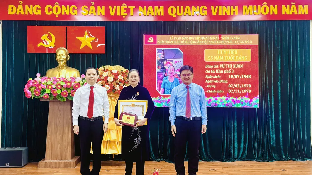 Trưởng Ban Dân vận Thành ủy TPHCM Nguyễn Mạnh Cường cùng Bí thư Quận ủy quận 6 Ma Xuân Việt trao Huy hiệu Đảng đến đảng viên cao tuổi ở phường 10 (quận 6)