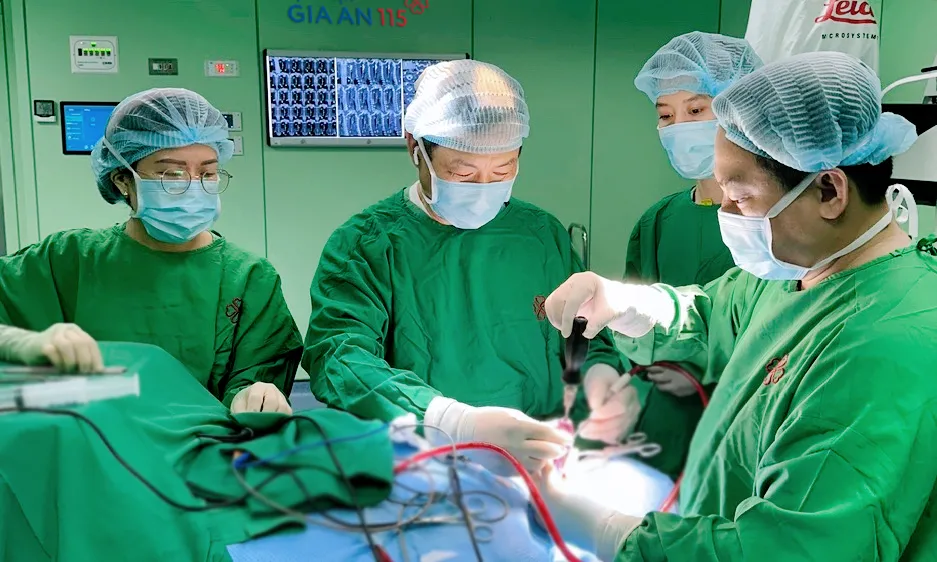 Cứu nam thanh niên bị gãy cột sống cổ phức tạp sau tai nạn giao thông