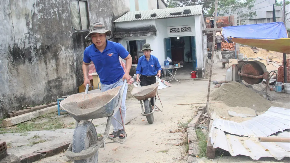 Góp sức trẻ giúp người dân an cư
