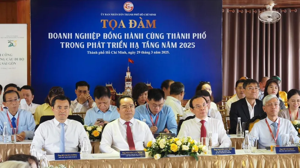 Lãnh đạo TPHCM cùng đại diện các doanh nghiệp tham gia buổi tọa đàm