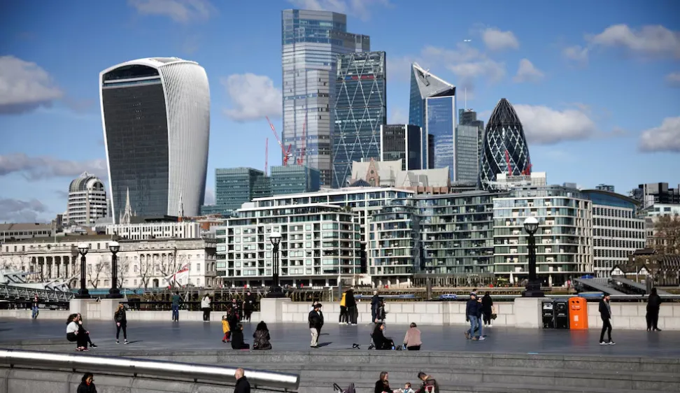 Khu tài chính của thành phố London có thể được nhìn thấy khi mọi người đi bộ dọc theo bờ Nam của sông Thames. Ảnh: REUTERS