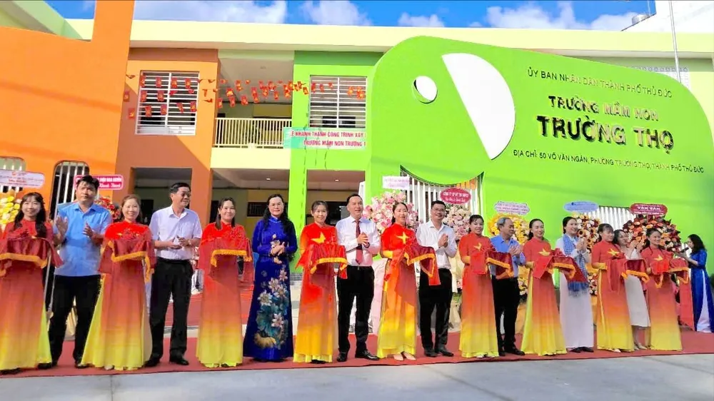 Đại biểu cắt băng khánh thành trường mới. Ảnh: QUANG HUY
