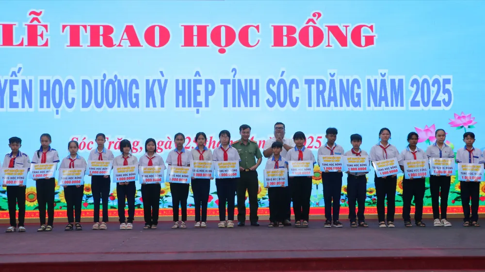 Sóc Trăng trao 240 học bổng Dương Kỳ Hiệp