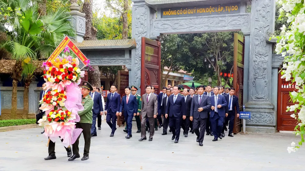 Tổng Bí thư, Chủ tịch nước Lào Thongloun Sisoulith dâng hoa, dâng hương tưởng niệm Chủ tịch Hồ Chí Minh