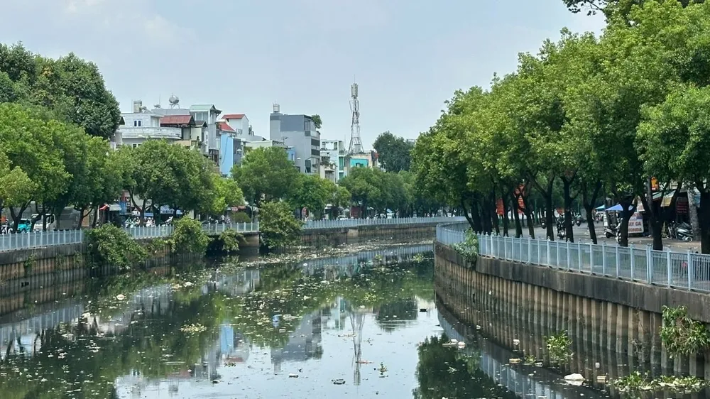Họp bàn chọn đơn vị khác thực hiện công tác vớt rác kênh Nhiêu Lộc - Thị Nghè