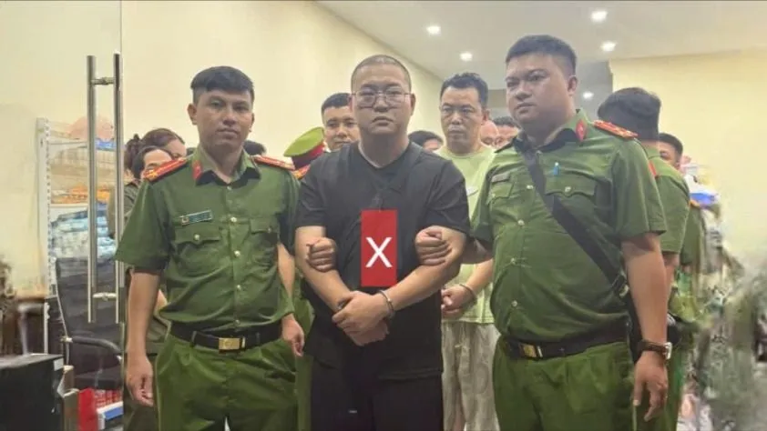 Đối tượng Xing Yannank (dấu X màu đỏ) lúc bị bắt 