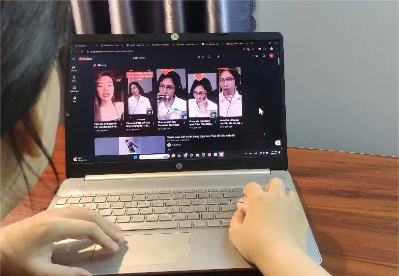 Nghiện bàn tán nỗi đau người khác: Coi chừng chính mình bị mất phương hướng 