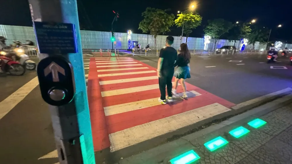 Đi bộ qua đường an toàn nhờ đèn cảnh báo
