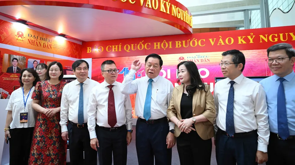 Đông đảo công chúng và thế hệ làm báo về dự khai mạc Hội báo toàn quốc 2025